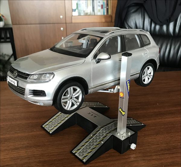 Two-post Car Lift with Car Ramp For 1:18 Diecast Scale Model Cars, Set accessories for Scale Model Cars Repair Shop scenes