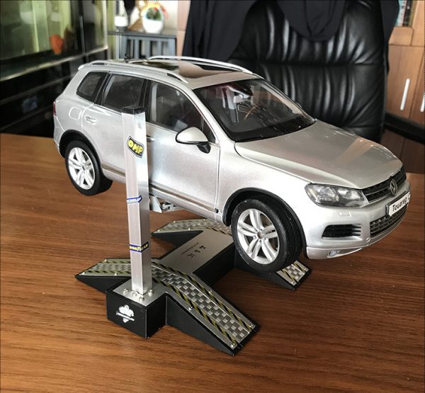 Two-post Car Lift with Car Ramp For 1:18 Diecast Scale Model Cars, Set accessories for Scale Model Cars Repair Shop scenes