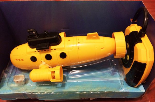 SHARPER IMAGE RC Submarine Underwater Explorer. (Big Tellow Electric Radio Remote Control Submarine Toy, Play in the water in pool & pond & swimming pool)