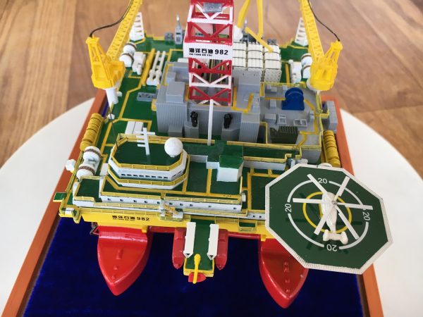 1/700 Scale Model China National Offshore Oil Corporation 982 Deepwater Semi-Submersible Drilling Platform, COSL HYSY982 Semi-Submersible Offshore Drilling Rig (Oil platform, Offshore Platform) Die-Cast Model