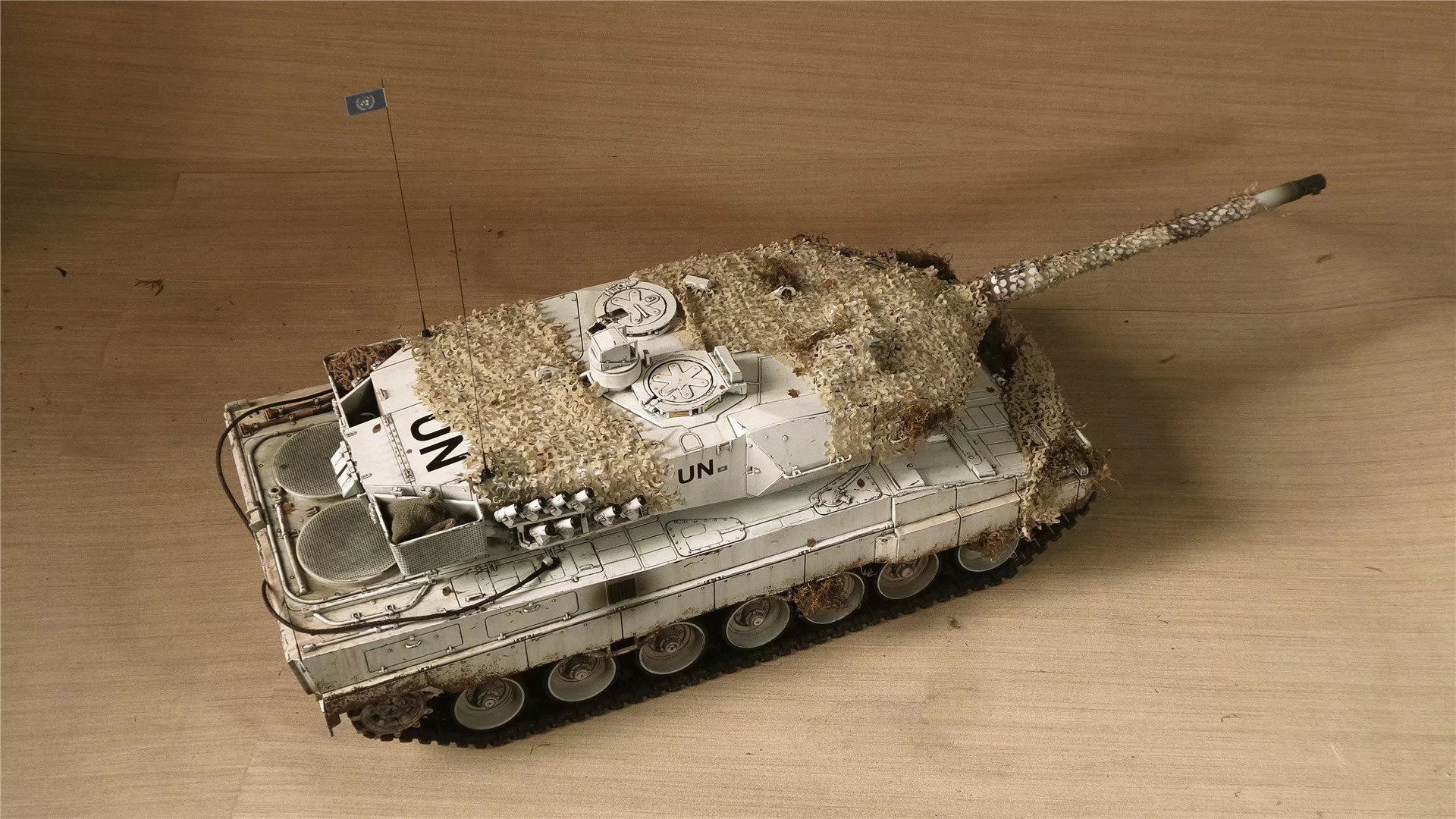 99% like the real Leopard 2A6 tank, Professional Full Metal Leopard 2 RC Tank Scale model, With Tank Gun Stabilizer / Gun Stabilization System & RC Tank Raise Their Gun Barrels After Firing, Custom Paint UN White Color Coating