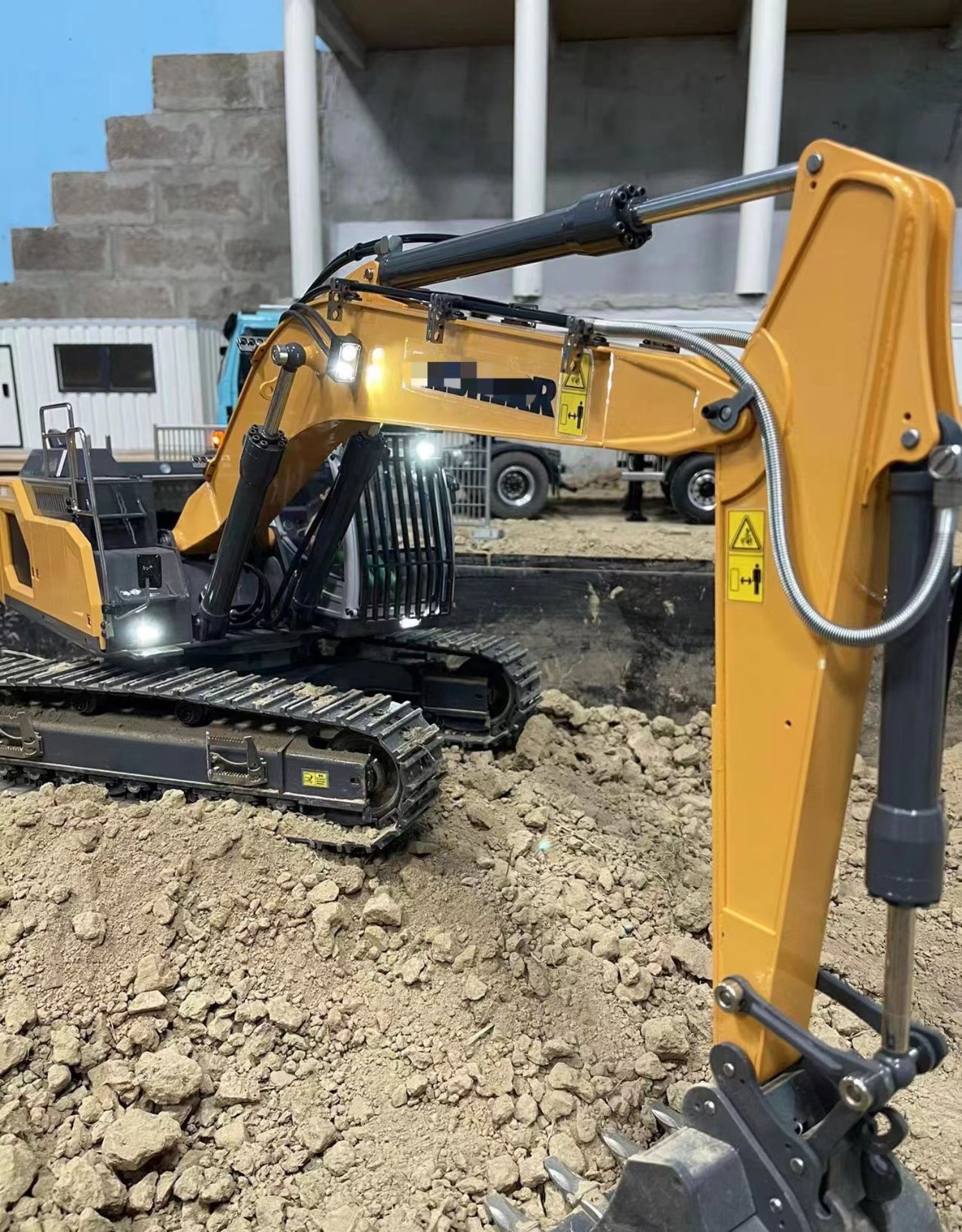 R 945 Hydraulic RC Excavator, Full Weight 25KG! 99% Replica Scale Model Excavator, Looks and Runs More Like a Real Excavator