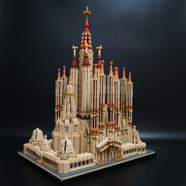 10055 PCS MOC building blocks toys Barcelona Sagrada Familia Cathedral Gothic architecture